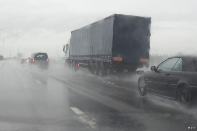 行車途中突遇暴雨的應對方法